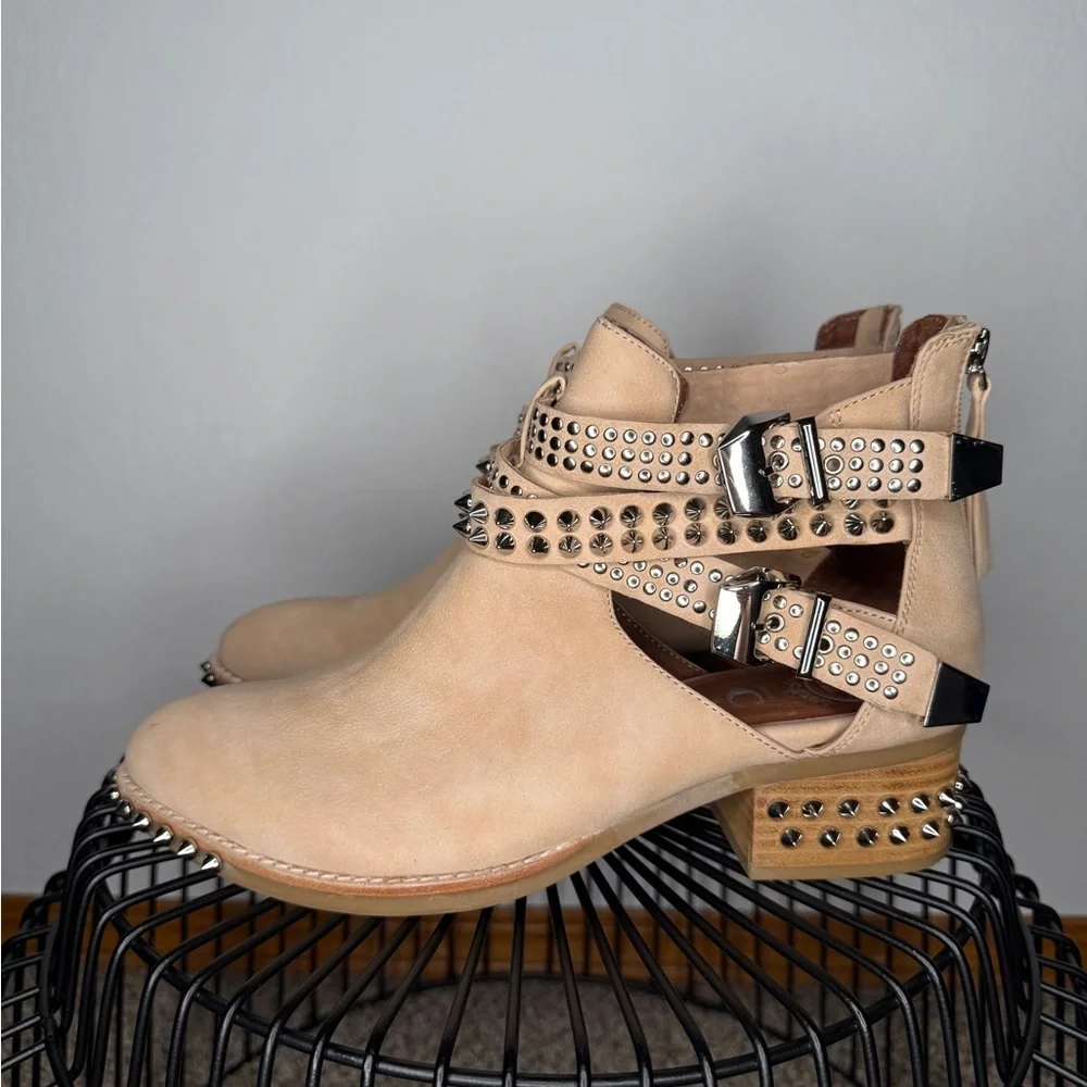 Jeffrey Campbell Everly Studded Tan Suede Ankle Boots Buckle Wedge Size 9.5 - Picture 1 of 8